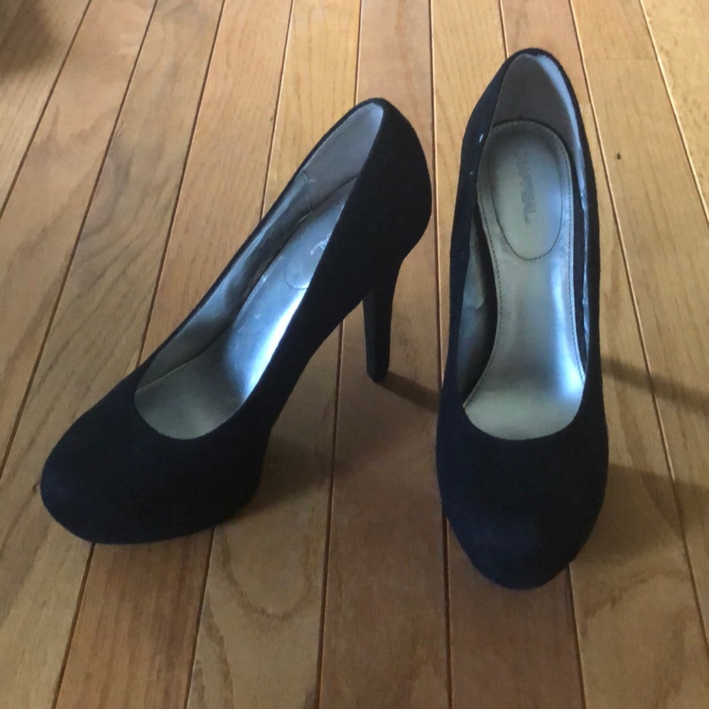 Black pumps